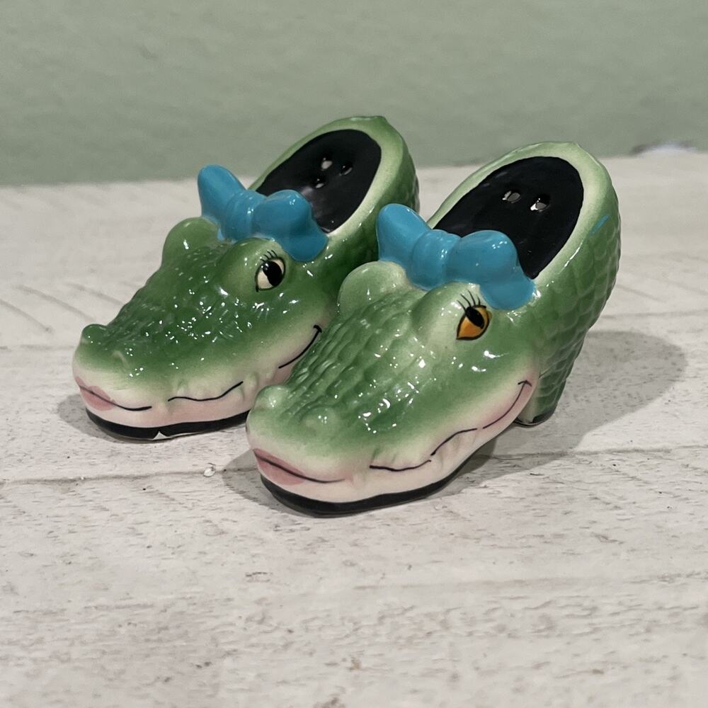 Vandor Vintage CROCODILE SHOES Figural Salt & Pepper Shakers Set